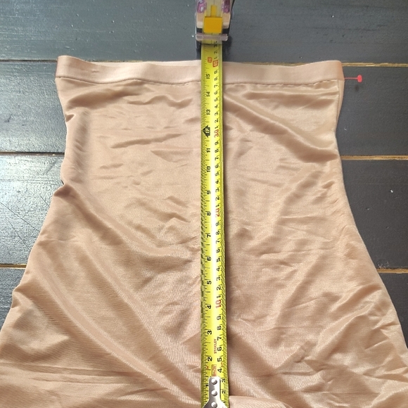 SKIMS- Shapewear BODY SHORTS - Picture 8 of 12